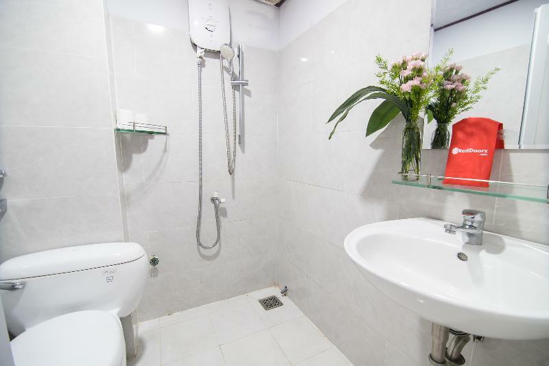 Hotel Reddoorz Near Bui Vien Walking Street 2 2*