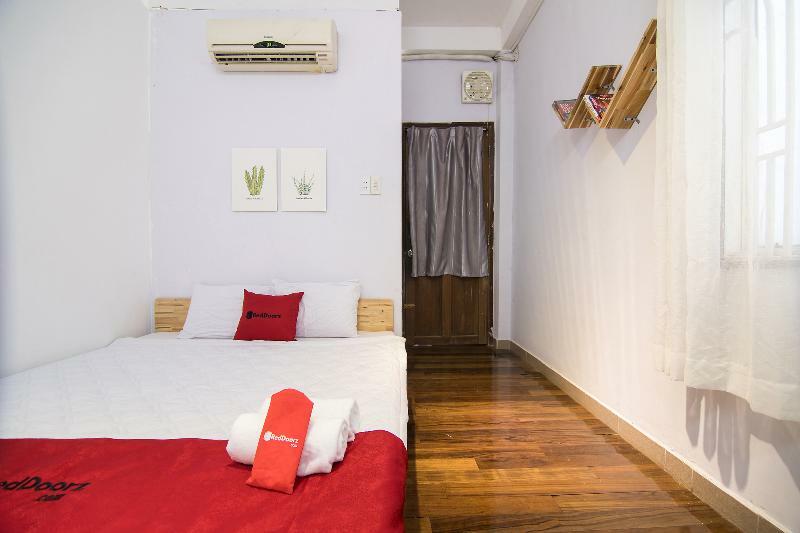 Hotel Reddoorz Near Bui Vien Walking Street 2 2*