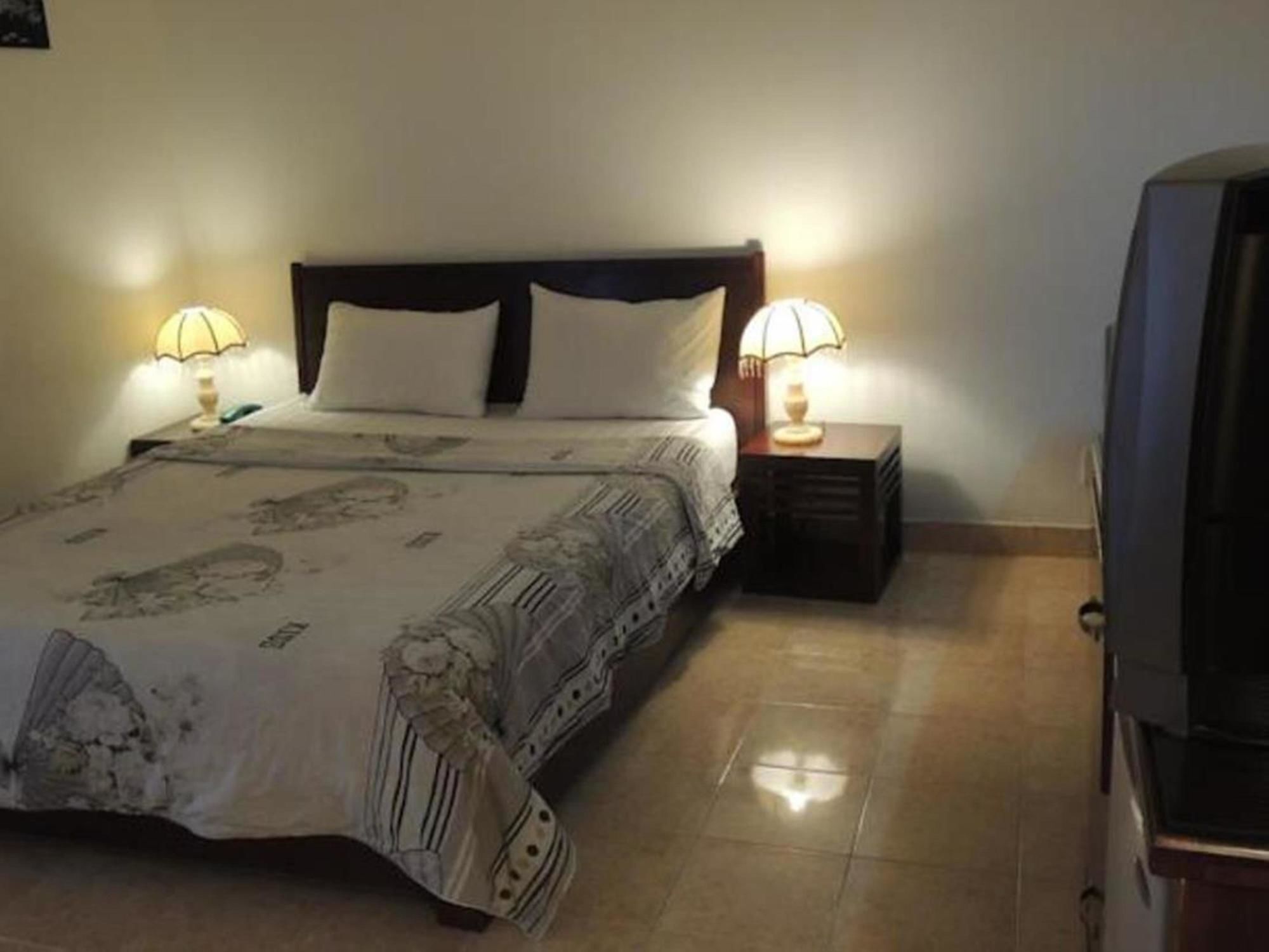 Phung Long Hotel Hotel *
