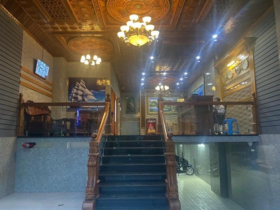 Love hotel Hoang Quan *