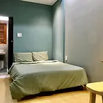 Meow Hotel & Cafe