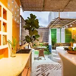 City Center - Rooftop Homestay - Outdoor Bathtub