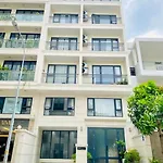 302 Modern Studio With Balcony & Kitchen