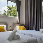 Yelo Hostel & Cafe