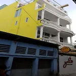 Yelo Hostel & Cafe