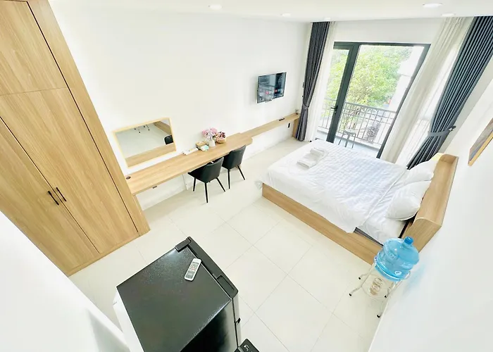 302 Modern Studio With Balcony & Kitchen