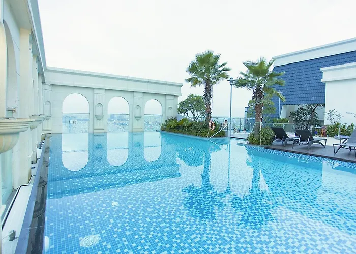 Ami Splendid Rooftop Pool