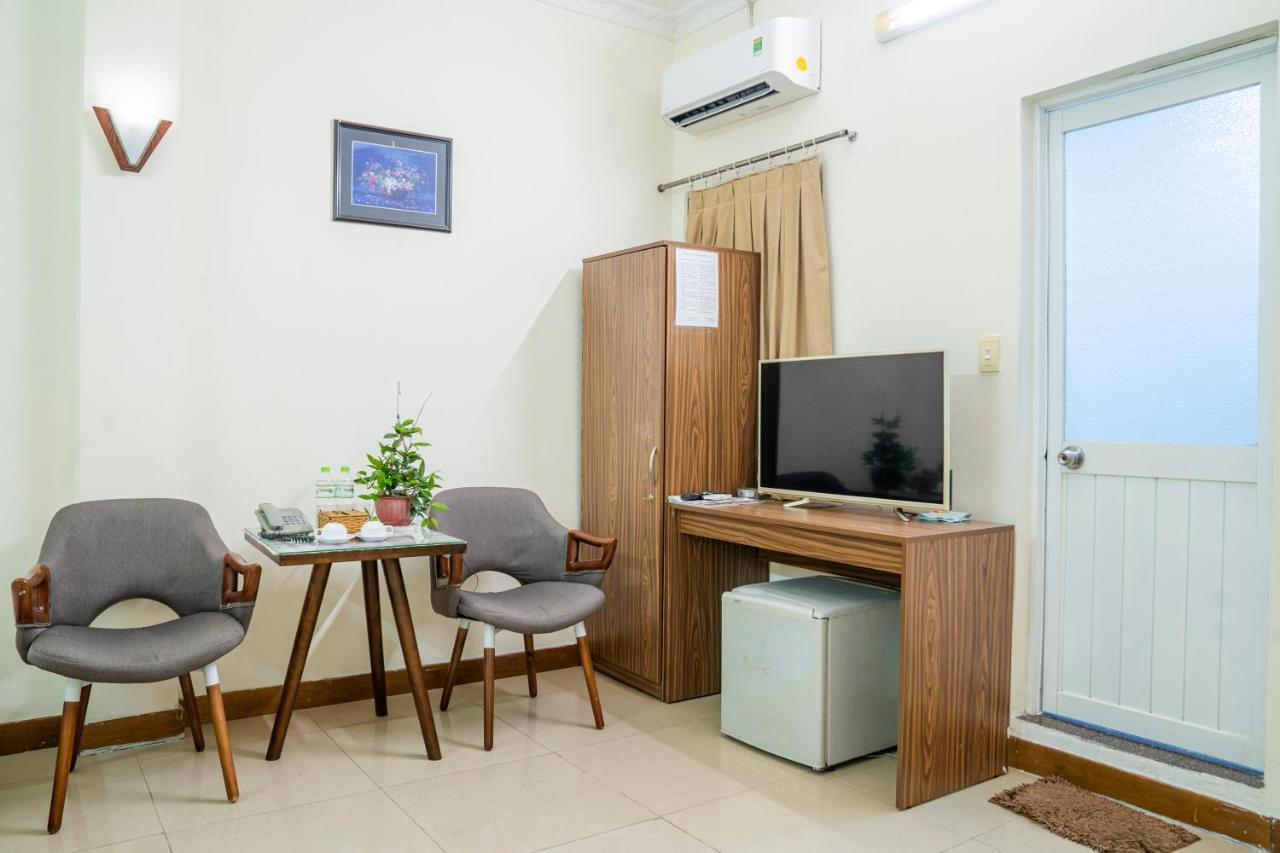 Aqua Kim Long Khách sạn 2*
