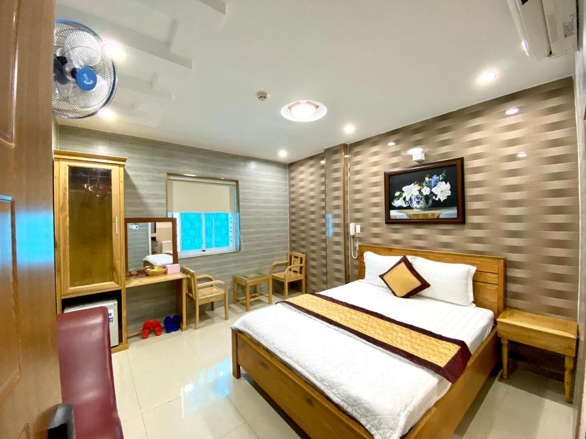 Love hotel Hoang Quan *