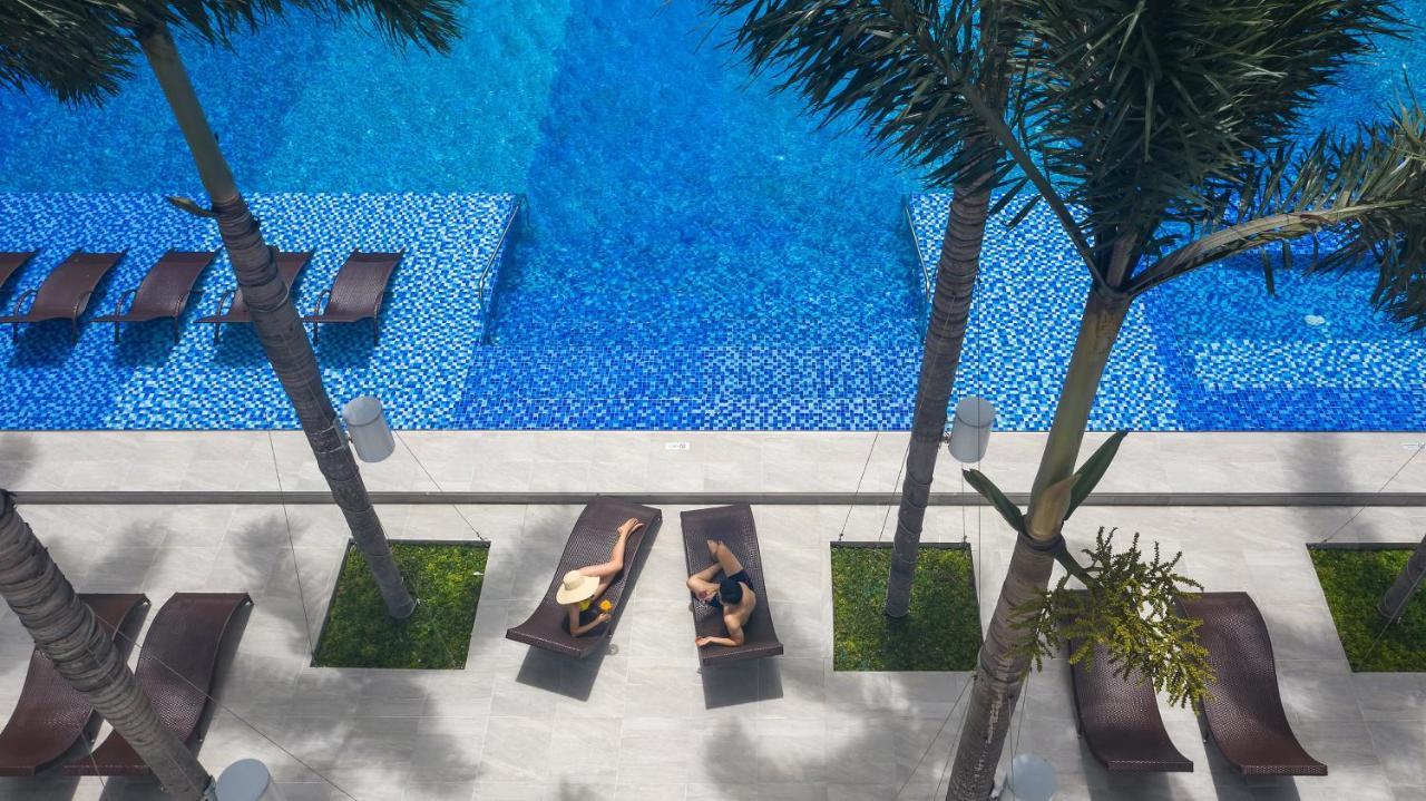 Hotel & Saigon Airport By Ihg 5*