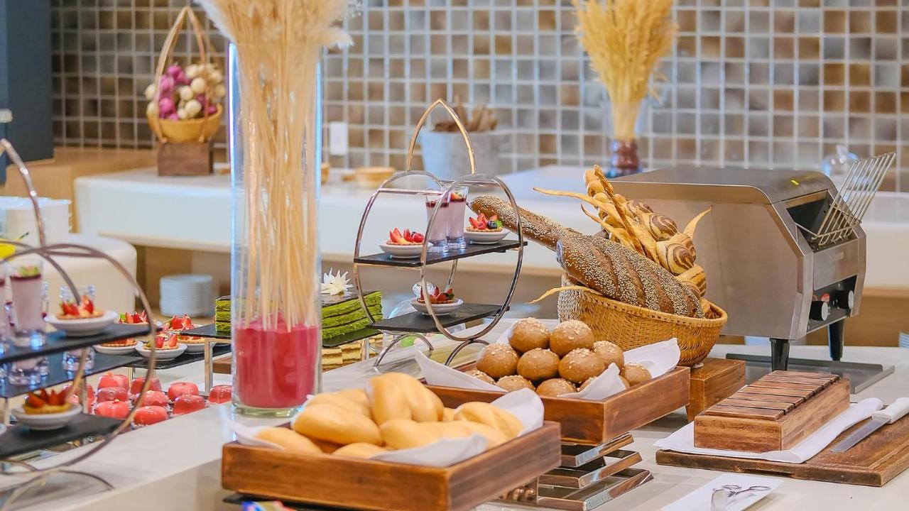 Hotel & Saigon Airport By Ihg Ho Chi Minh City