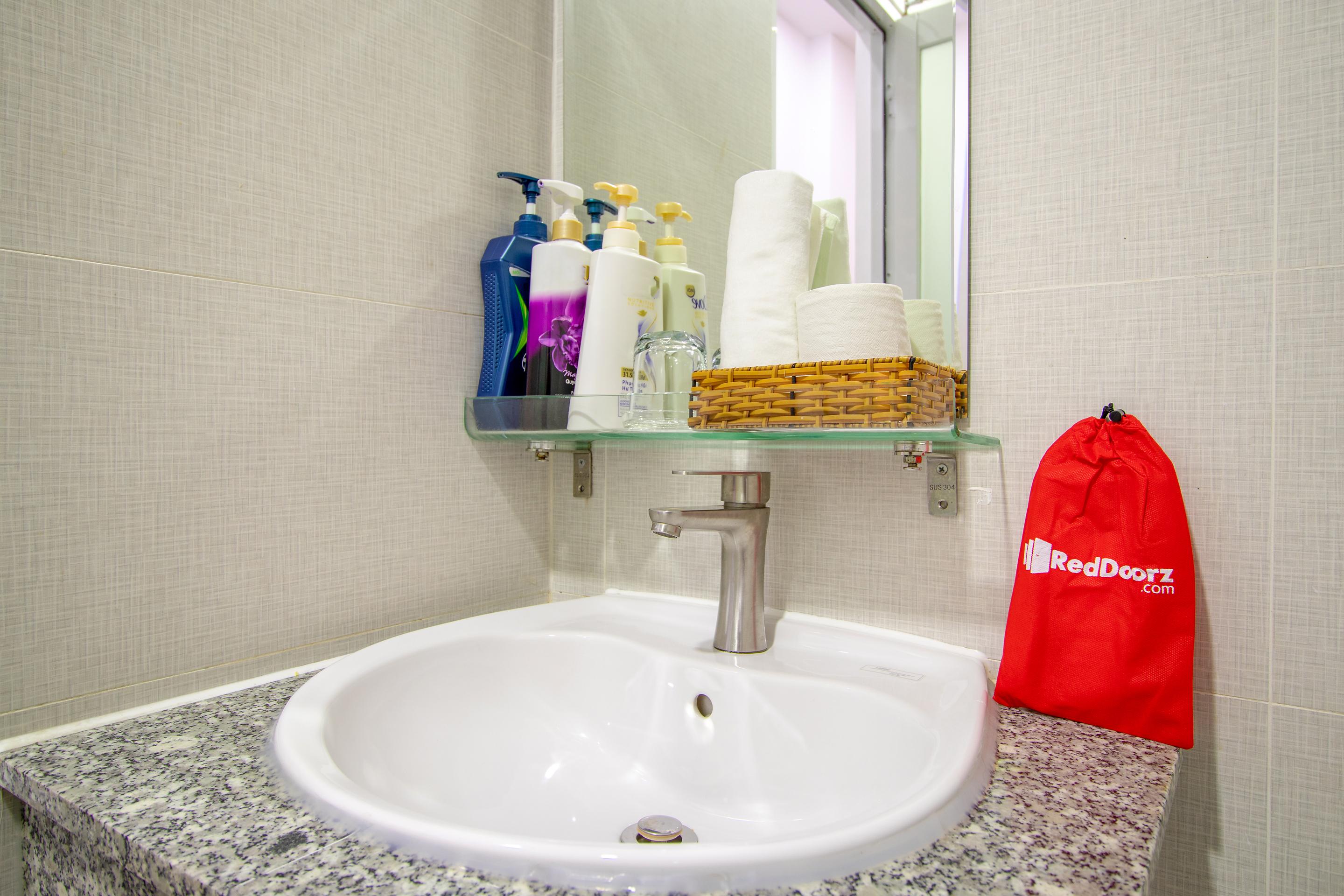 Hotel Reddoorz Near Phan Xich Long