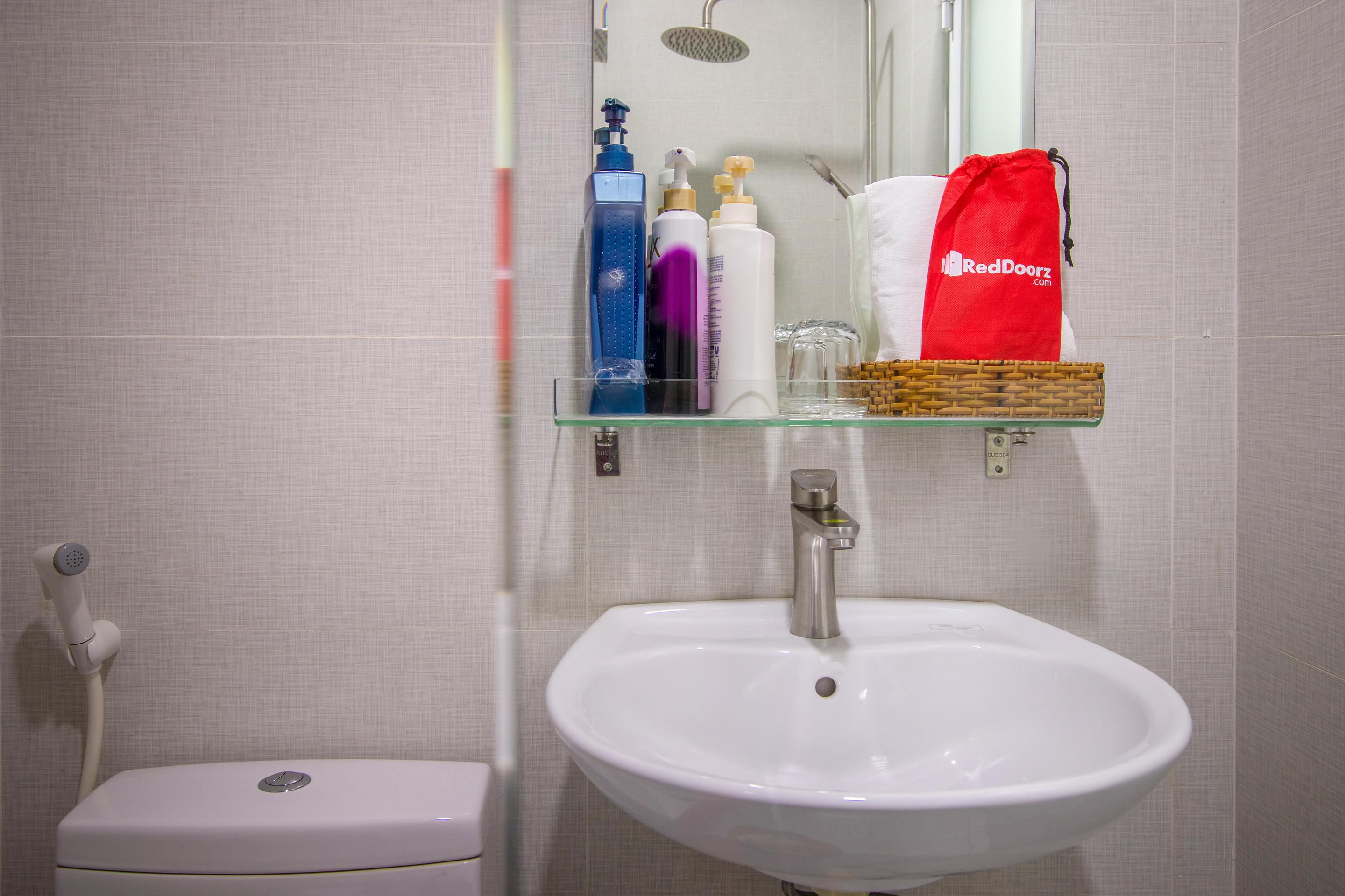 Hotel Reddoorz Near Phan Xich Long