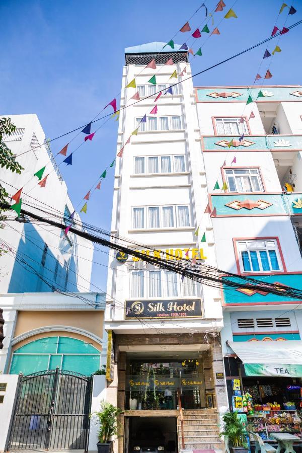 Silk Near Tan Son Nhat Airport