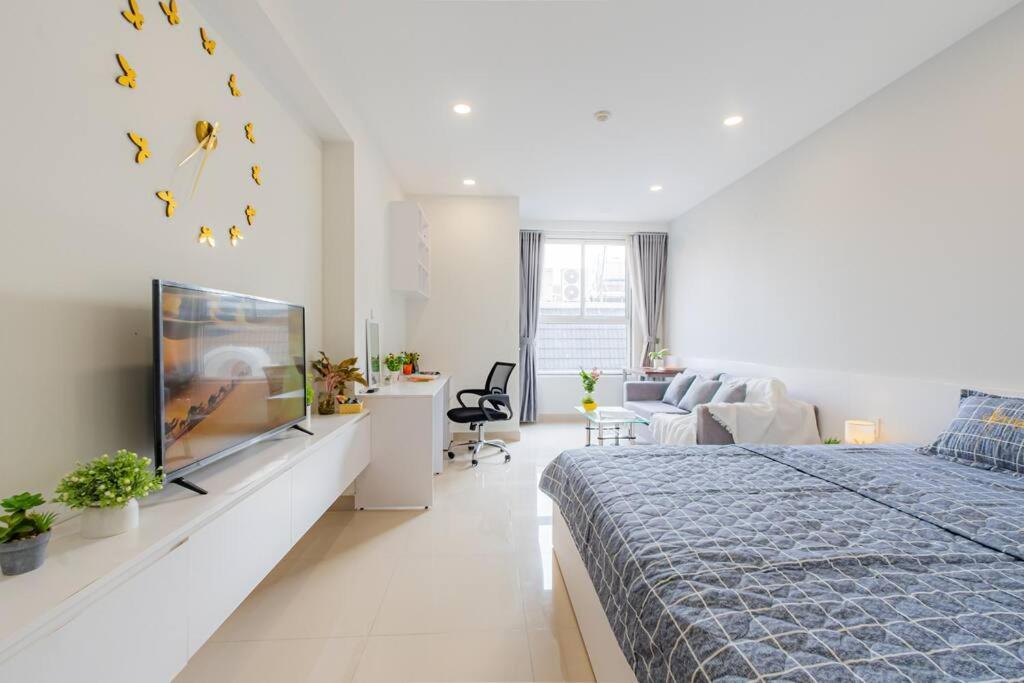 Near Airport, 5 Minutes To Center Apartment Ho Chi Minh City