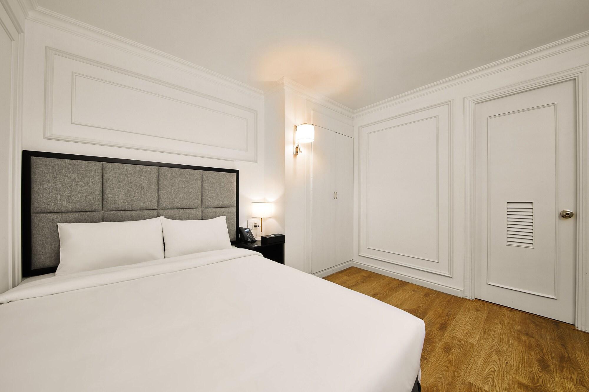 Cozy Midnight Khách sạn 4*