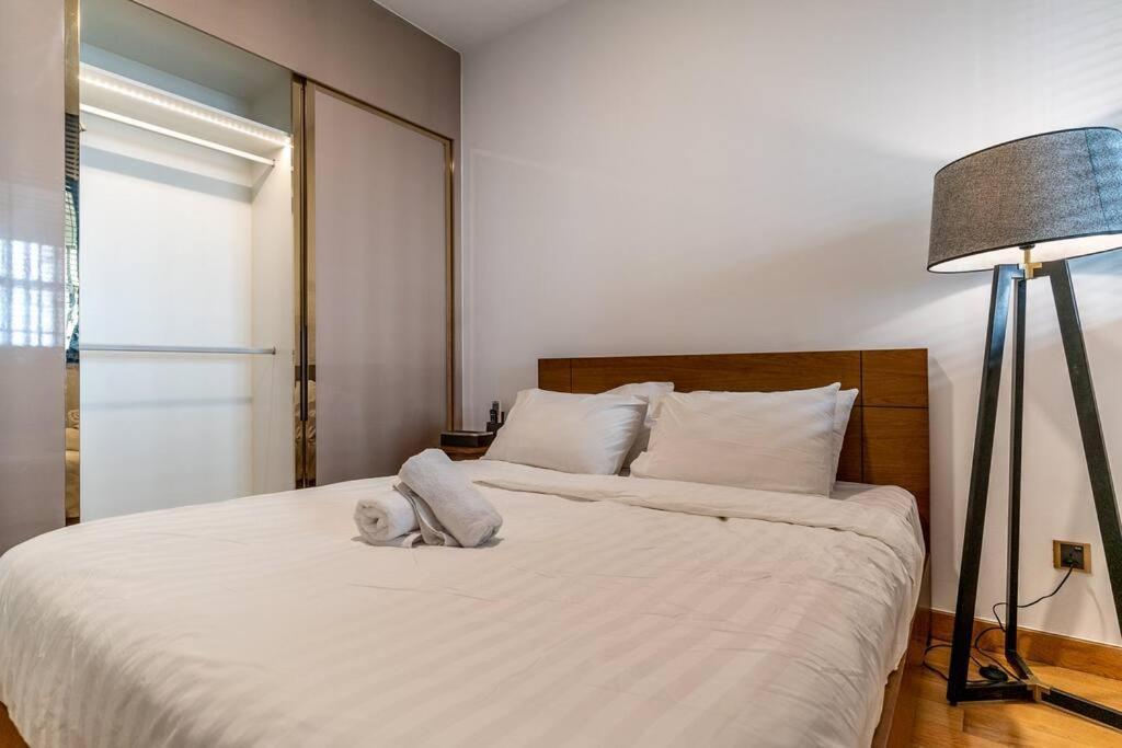 Apartment Luxury Living In The Heart Of D1/3br/infinity Pool Ho Chi Minh City