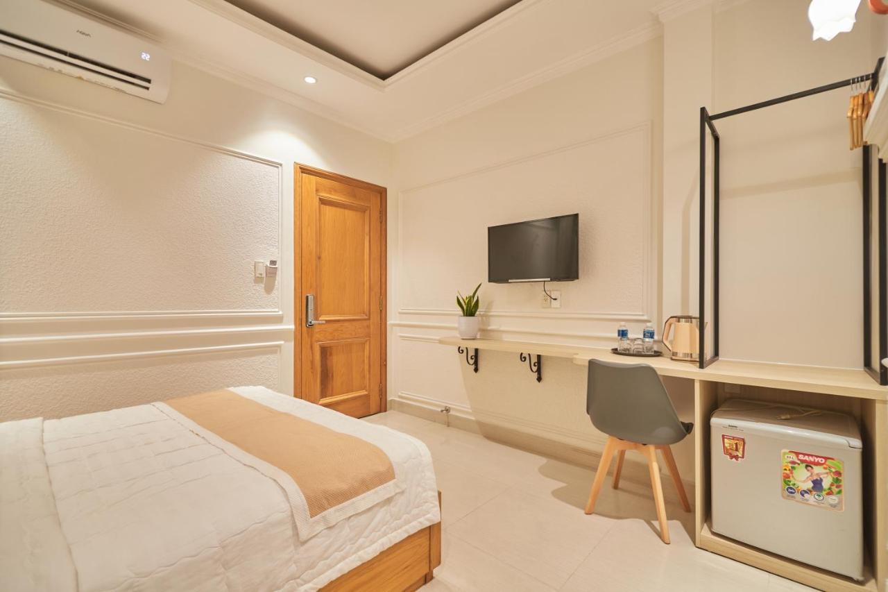 Bin Bin 10 - Mimosa Near Tan Son Nhat Airport