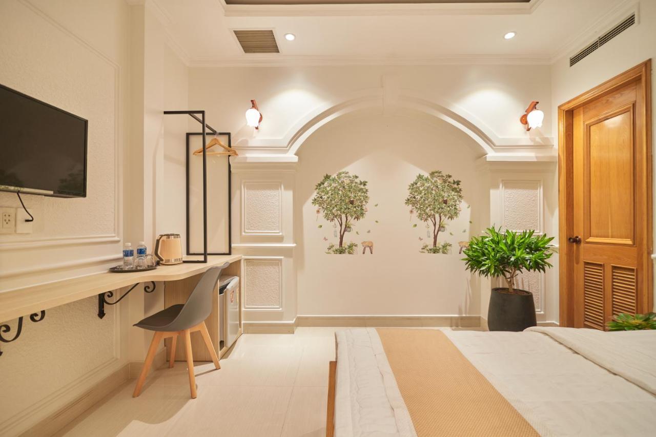 Bin Bin 10 - Mimosa Near Tan Son Nhat Airport