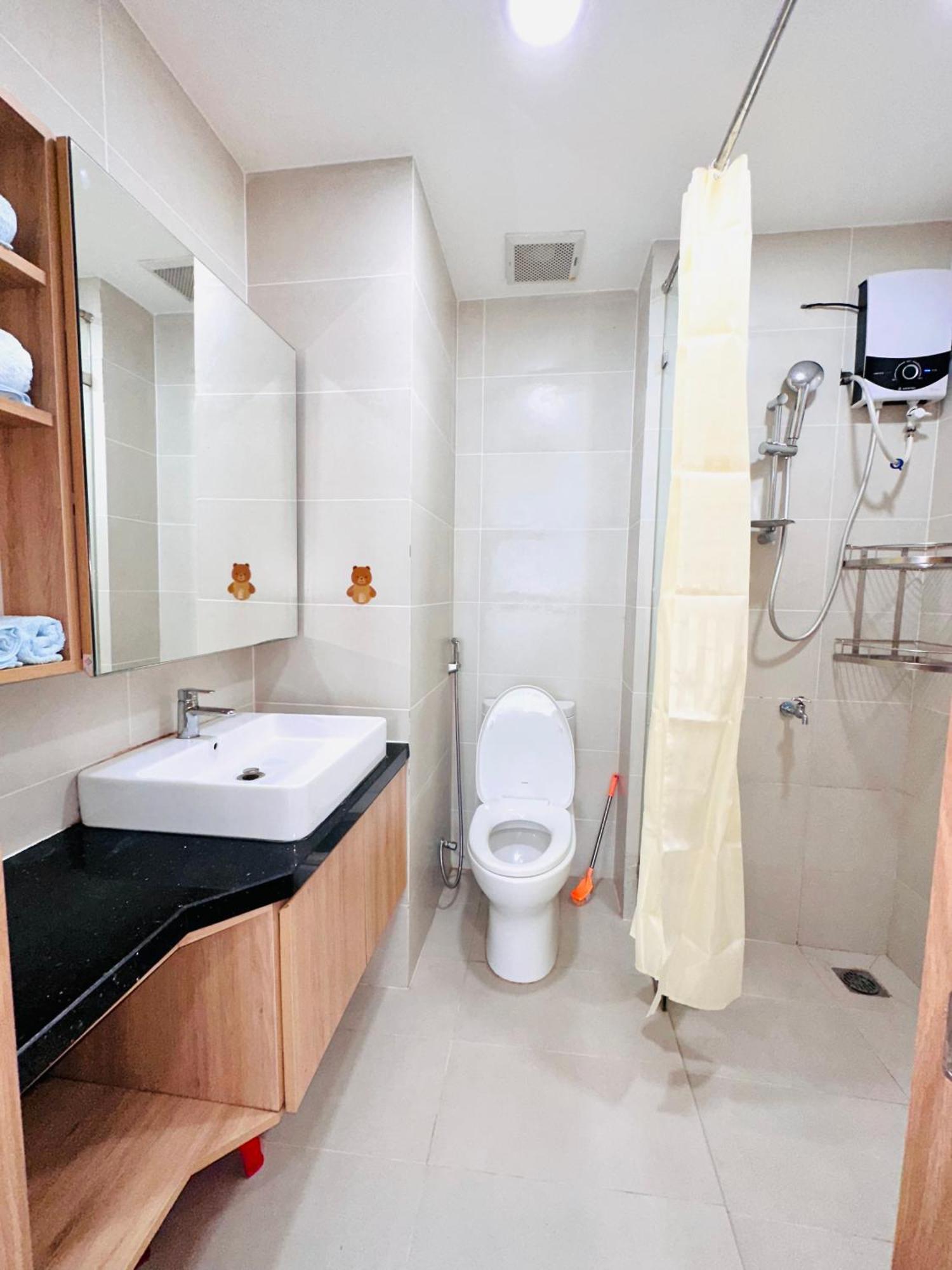 Spacious & Modern Balcony 1br With Desk Apartment Ho Chi Minh City