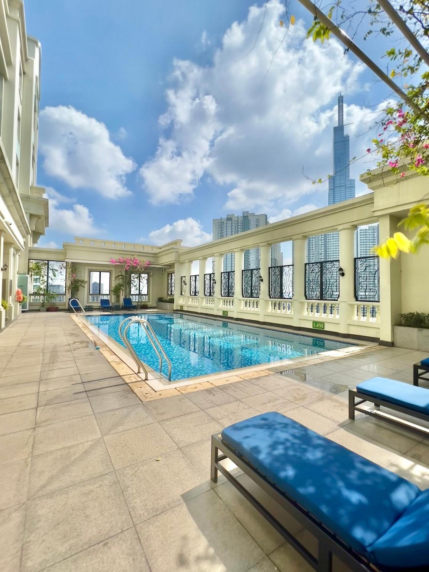 Diny - Rooftop Pool - The Manor 2 Ho Chi Minh City