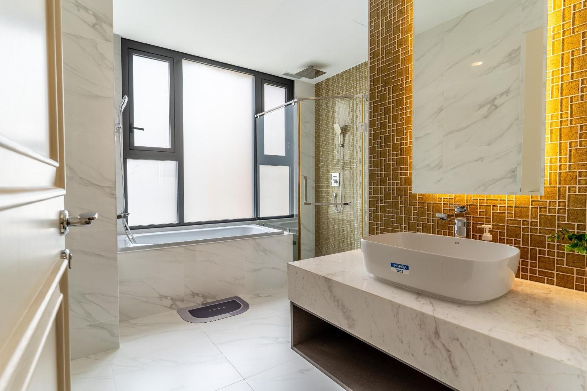Delux D1,3bedrooms,2 Bath,pool,gym Apartment *