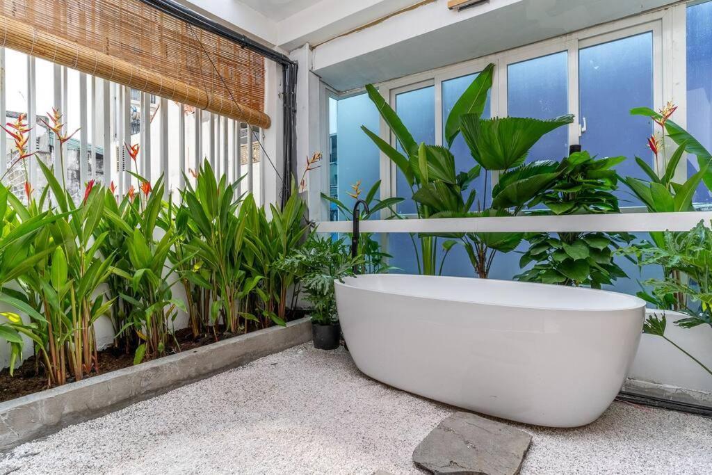 Wabi Sabi + Secret Garden +netflix @100m@ben Thanh * Ho Chi Minh City