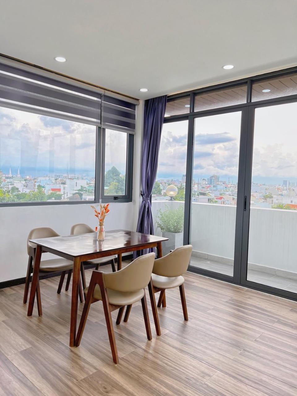 Apartment Riverside House Near Airport. Co Phong Khach Rieng