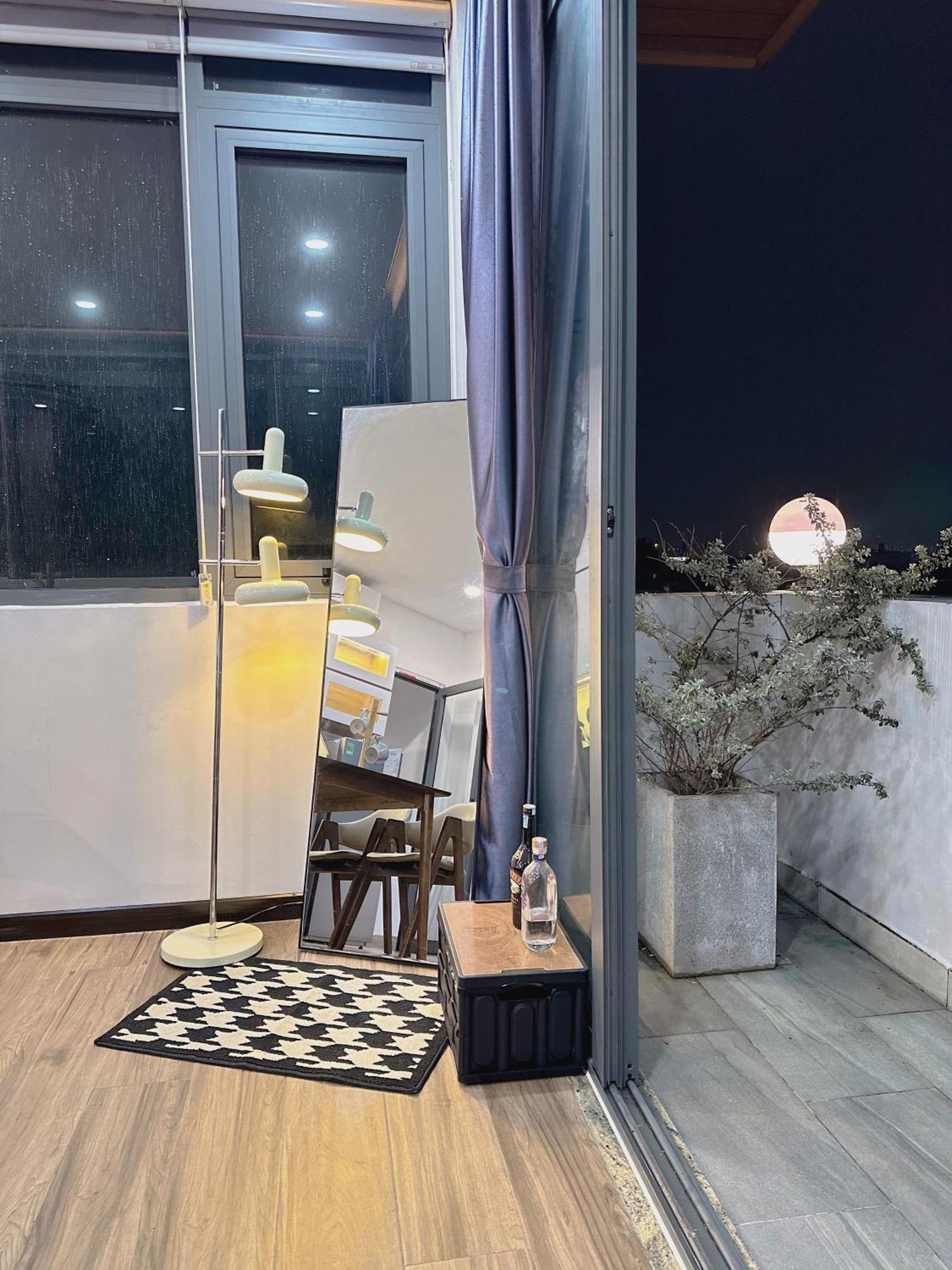 Riverside House Near Airport. Co Phong Khach Rieng *