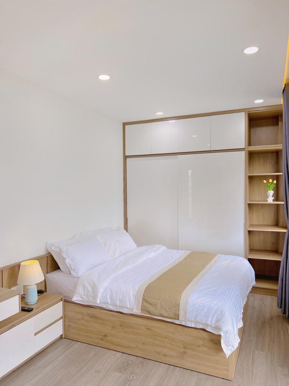 Apartment Riverside House Near Airport. Co Phong Khach Rieng *