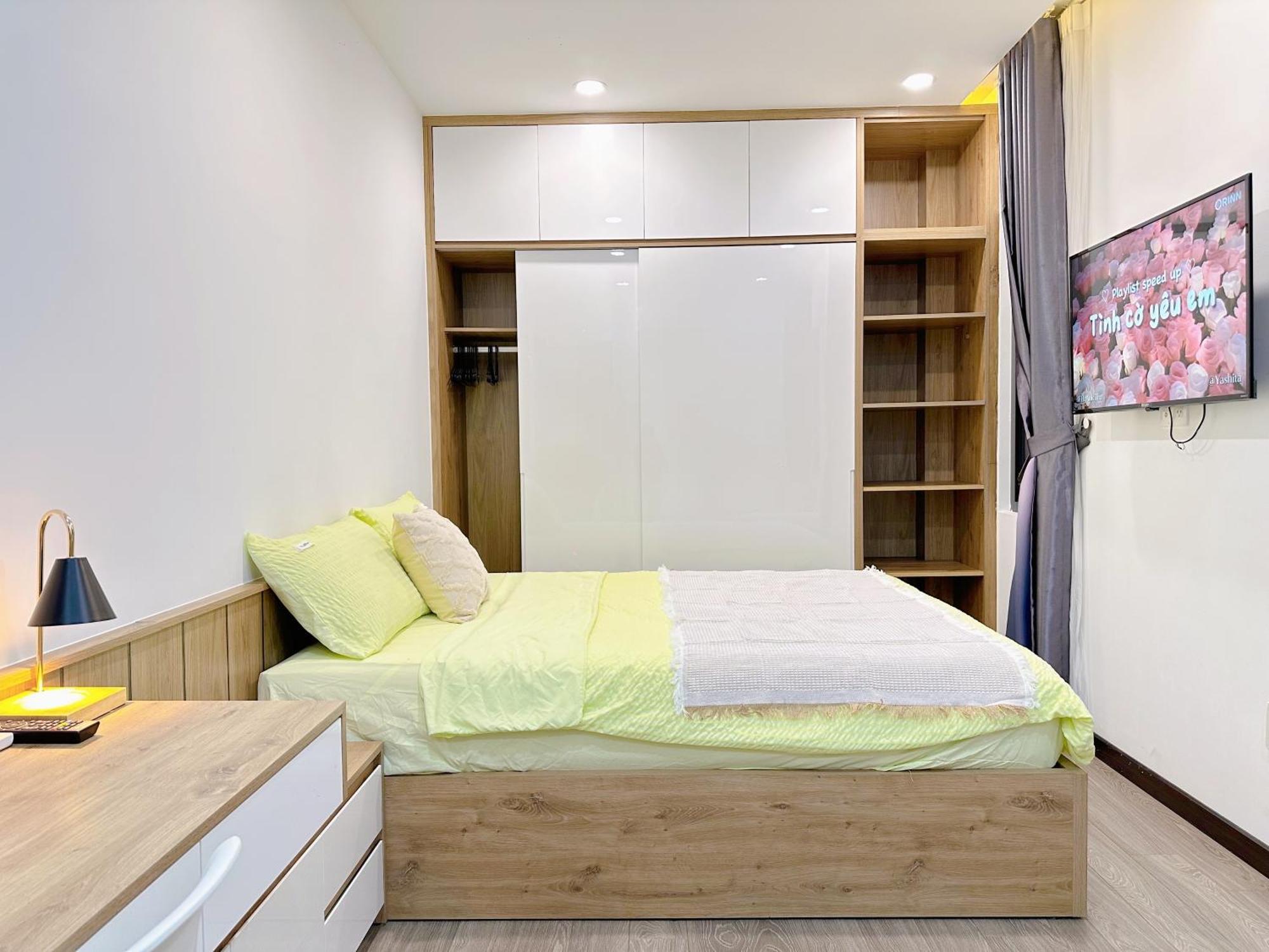 Riverside House Near Airport. Co Phong Khach Rieng *