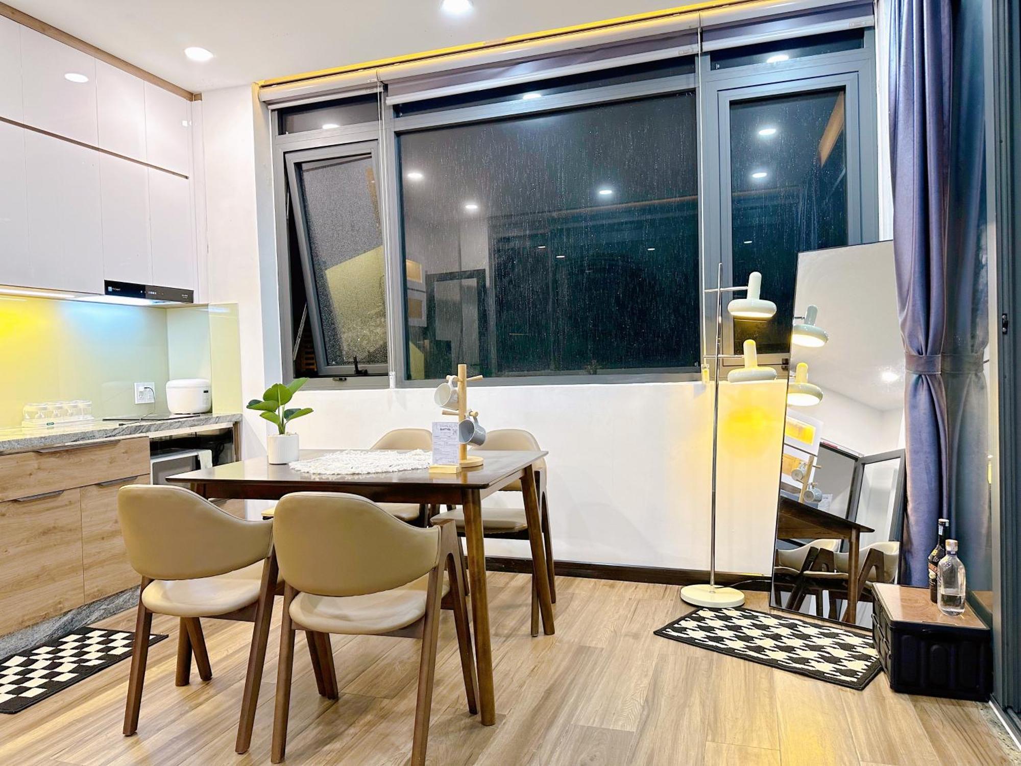 Riverside House Near Airport. Co Phong Khach Rieng