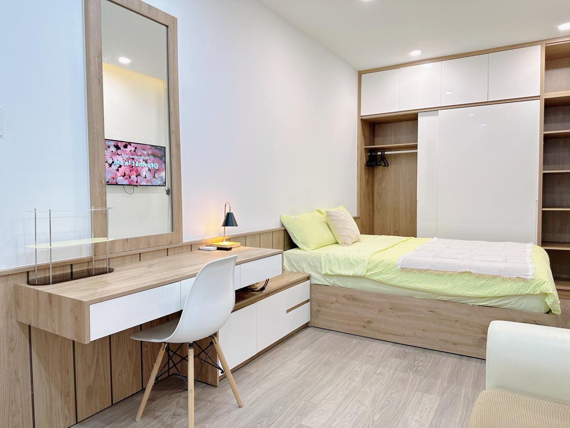 Apartment Riverside House Near Airport. Co Phong Khach Rieng *