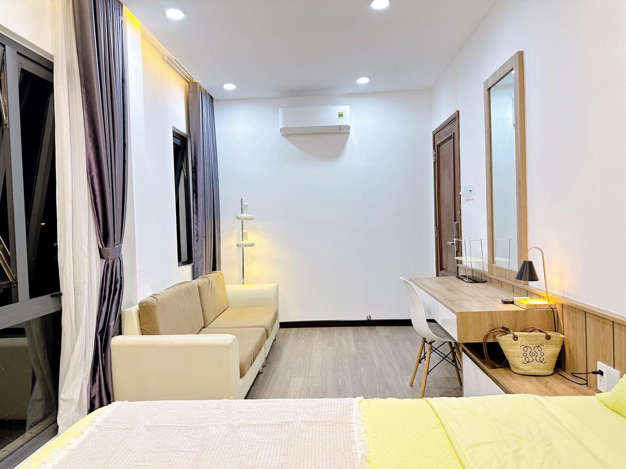 Apartment Riverside House Near Airport. Co Phong Khach Rieng *