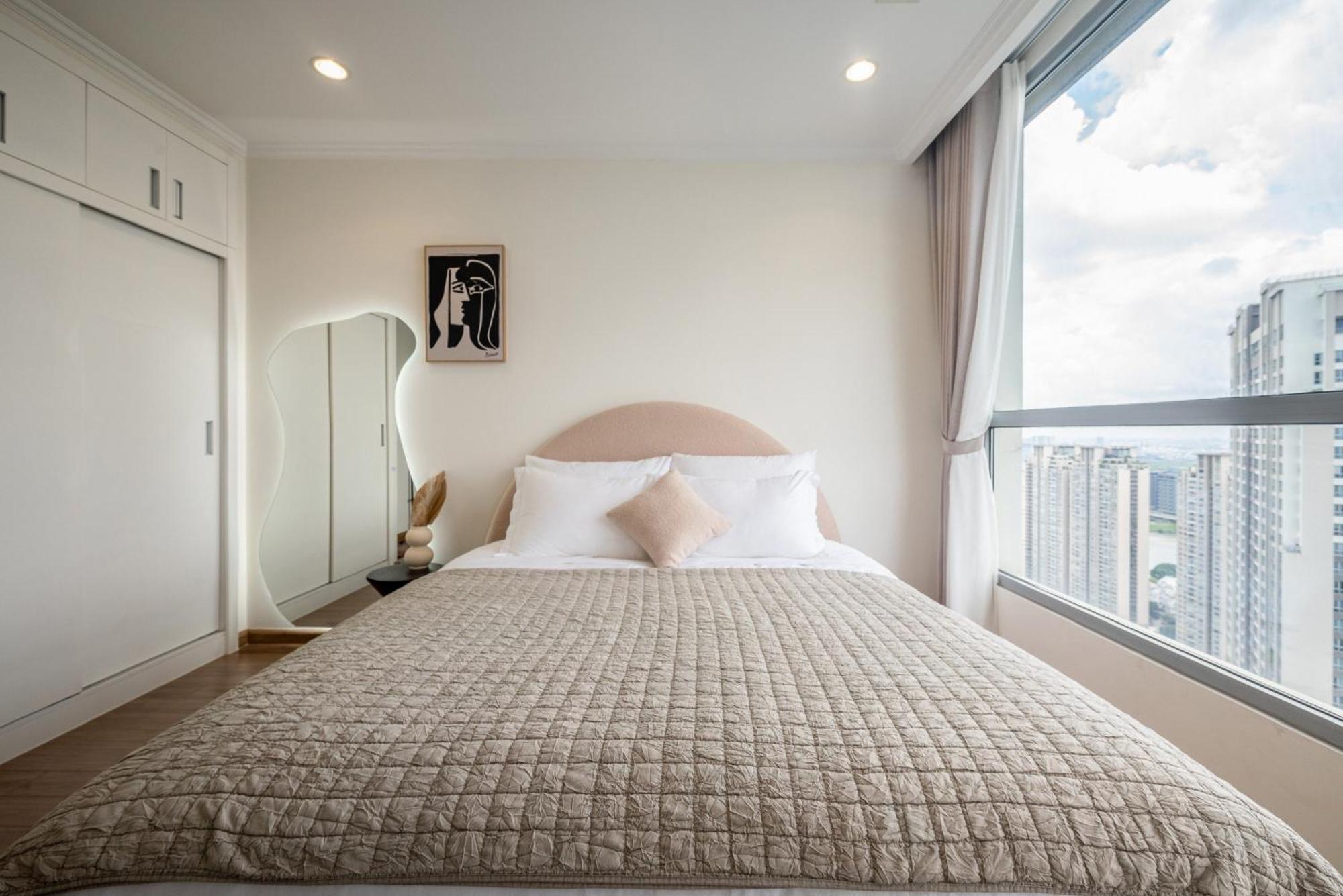 Isabelle Inside Landmark 81 Tower Apartment *