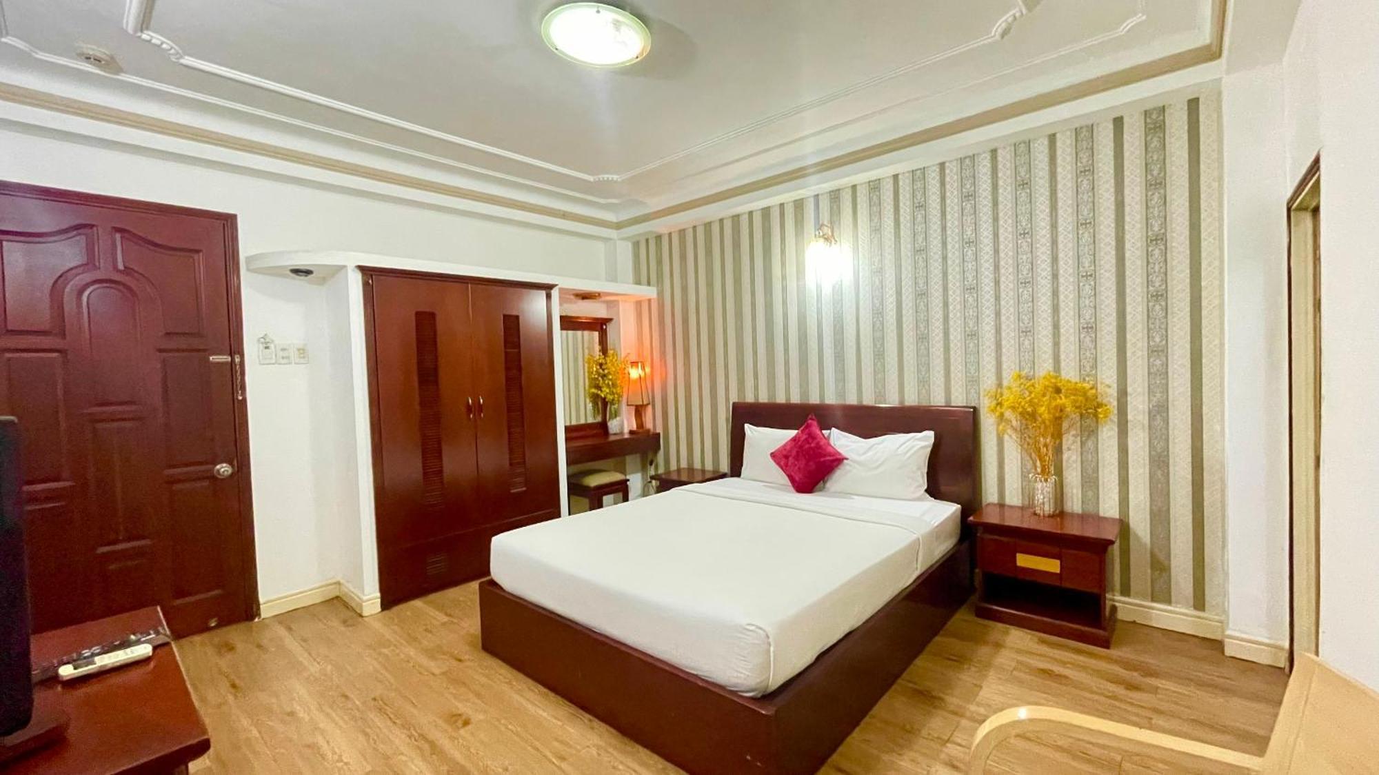 Gold Hotel, Saigon