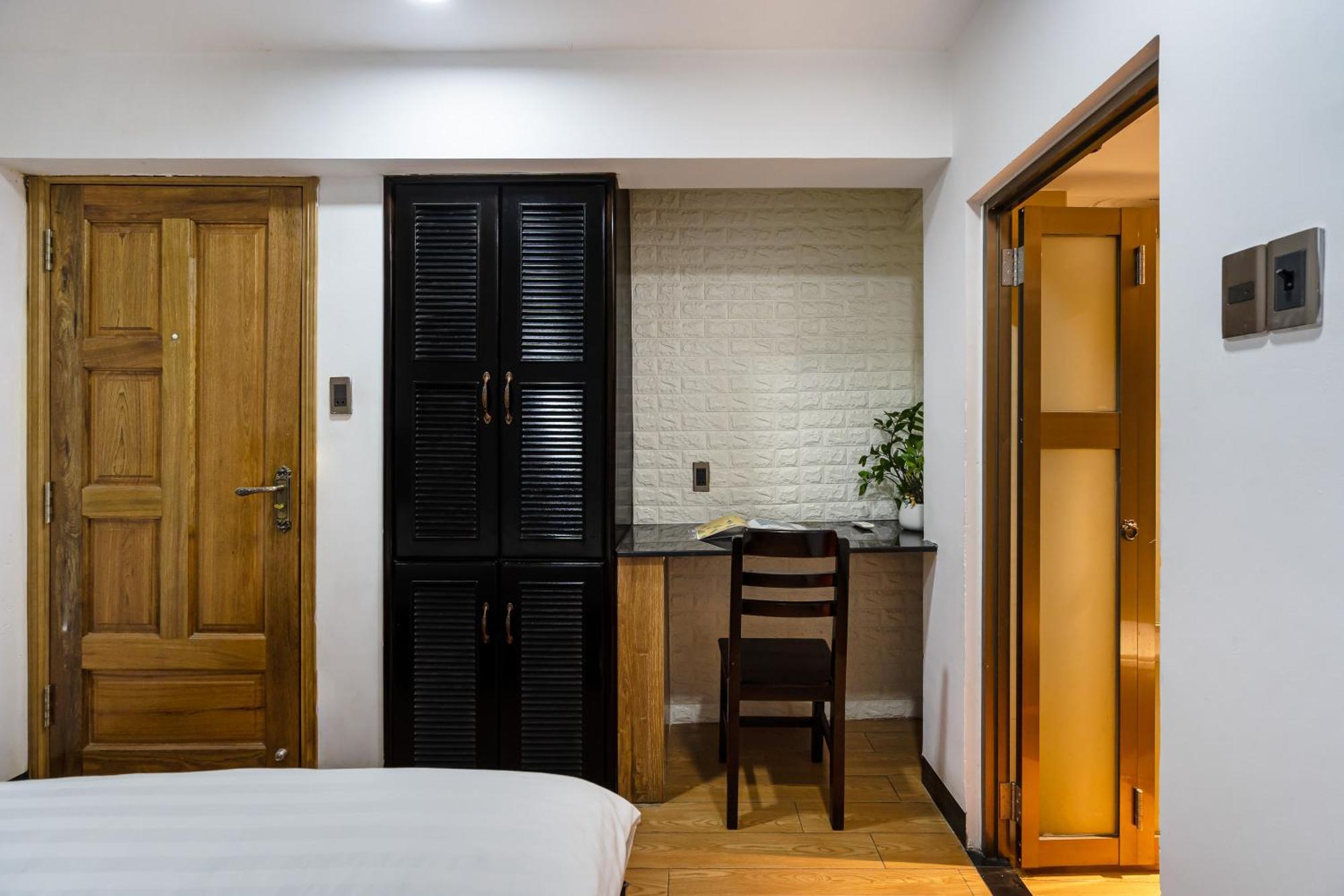 Hotel Lotus Laverne