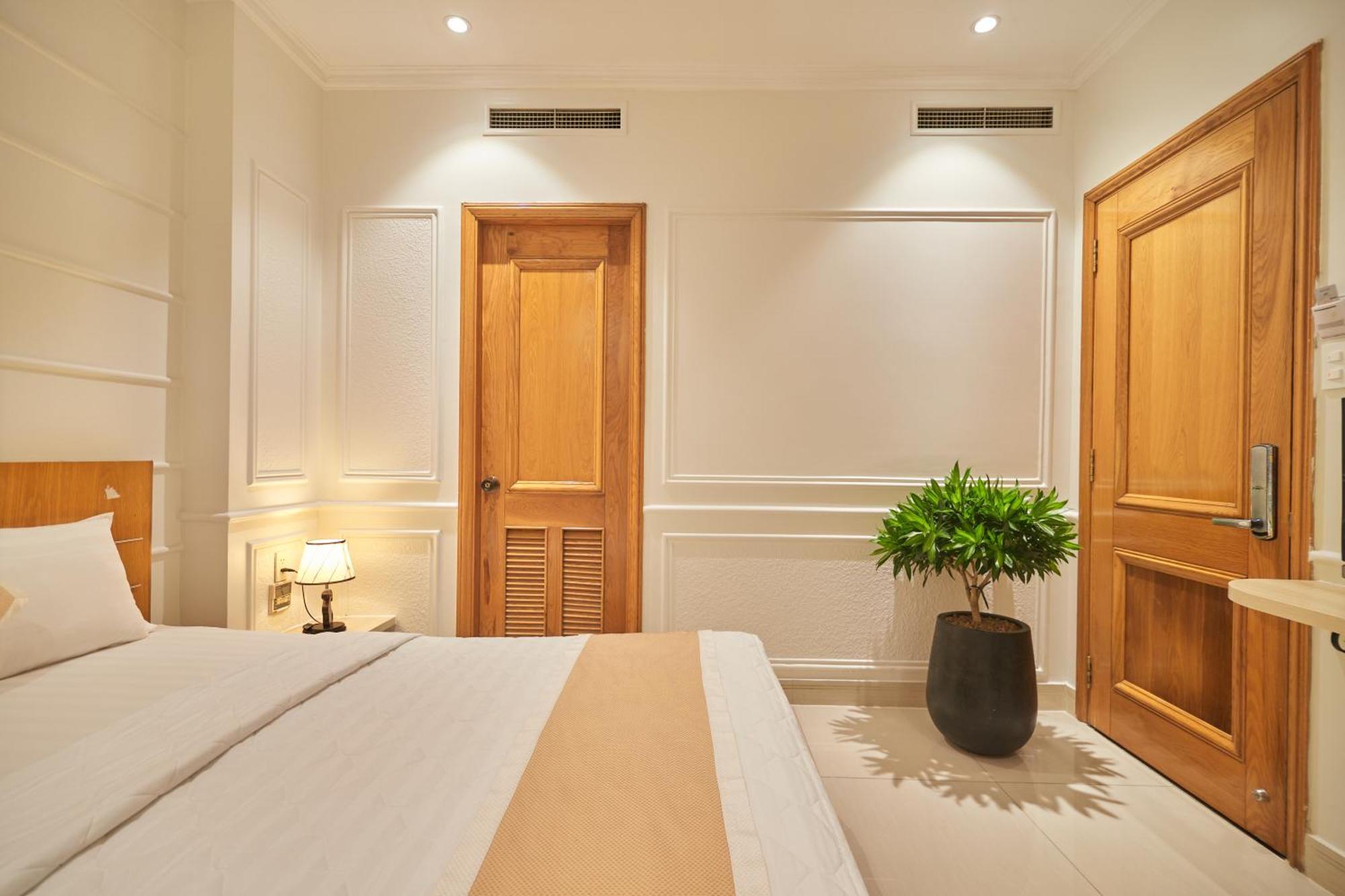 Bin Bin 10 - Mimosa Near Tan Son Nhat Airport Hotel