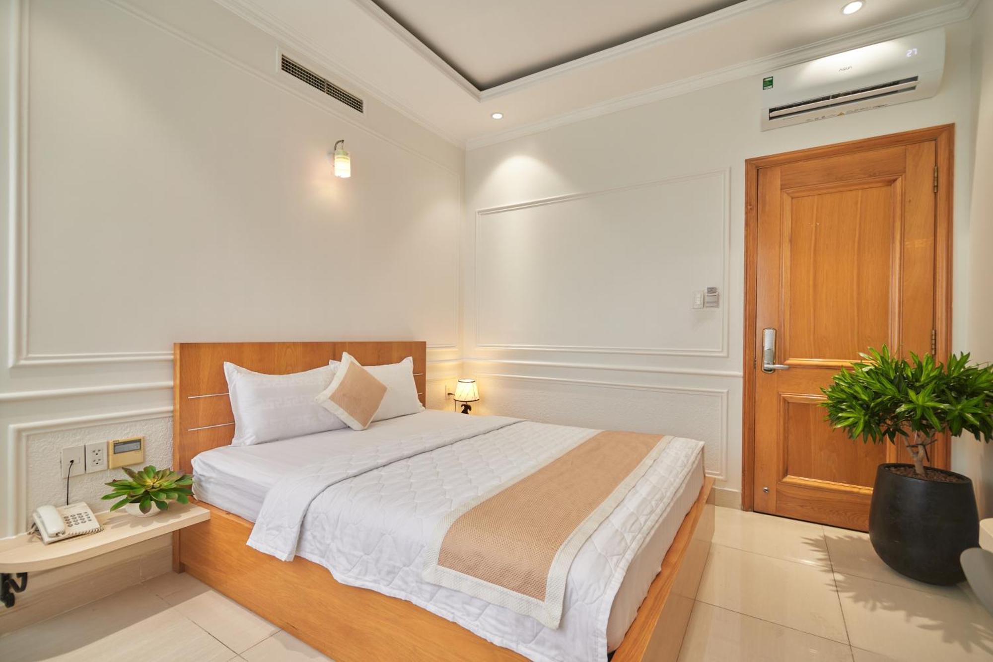 Bin Bin 10 - Mimosa Near Tan Son Nhat Airport