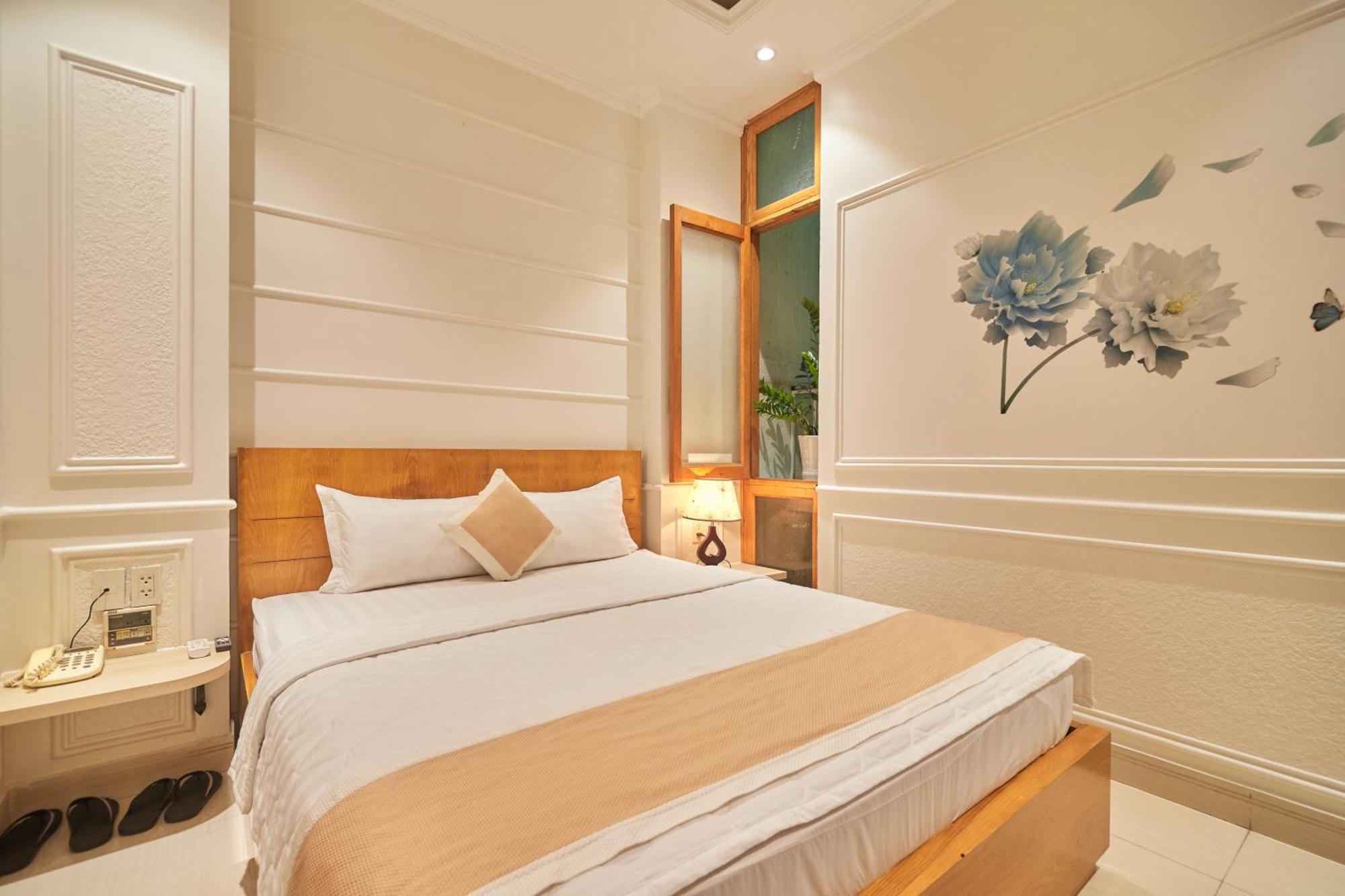 Bin Bin 10 - Mimosa Near Tan Son Nhat Airport