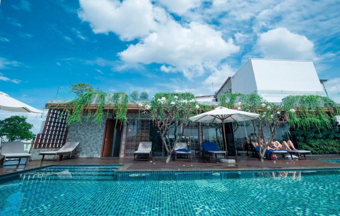 Lotus Saigon Hotel 4*
