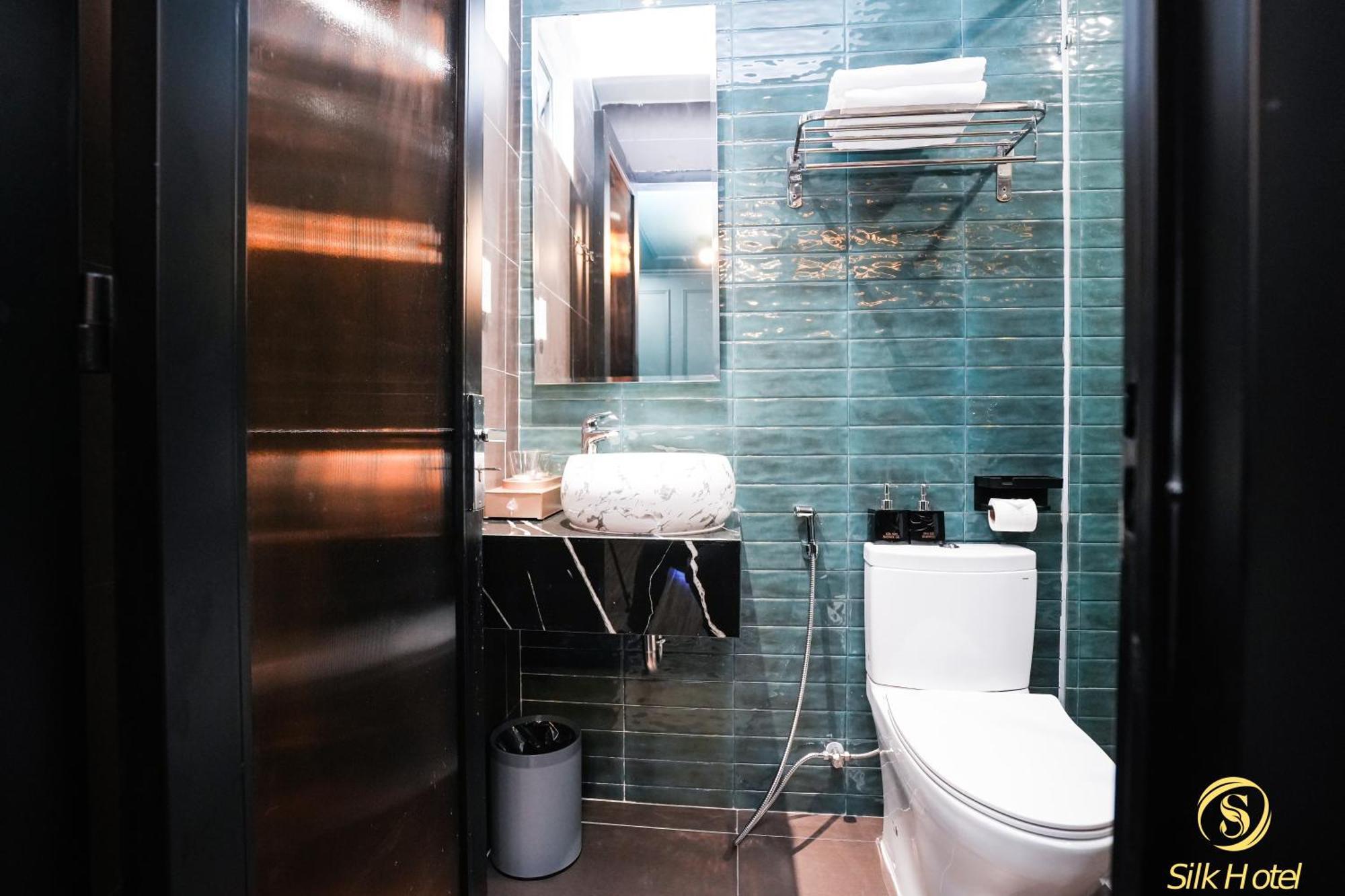 Silk Near Tan Son Nhat Airport Khách sạn 3*