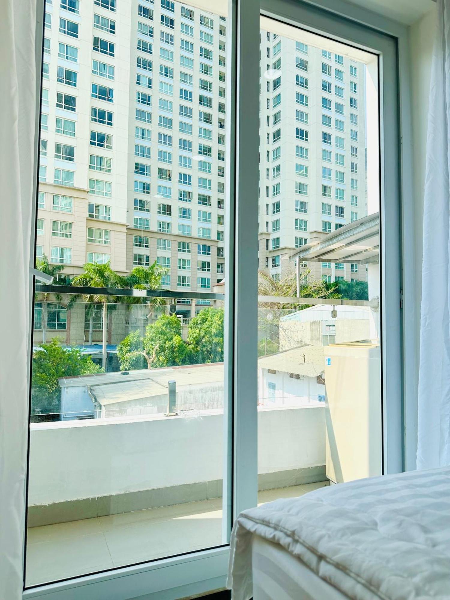 Spacious & Modern 1br W Balcony 302 *