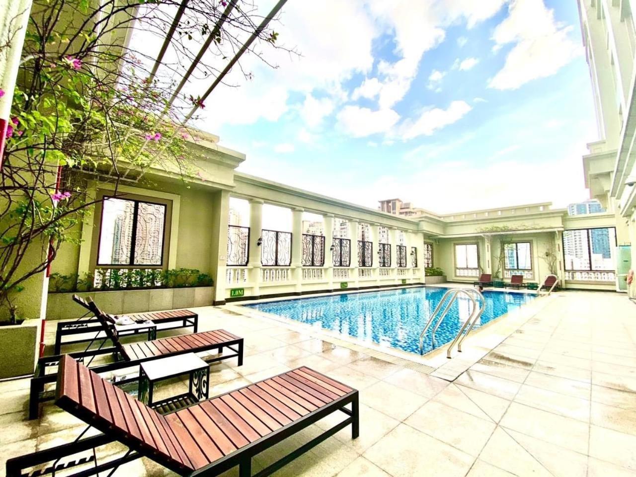 The Manor 2 *