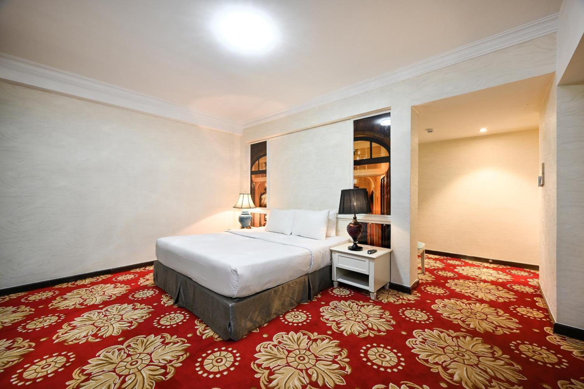California Saigon & Rooftop Pool Hotel