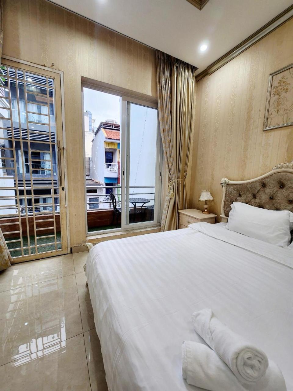 F F House Aparthotel