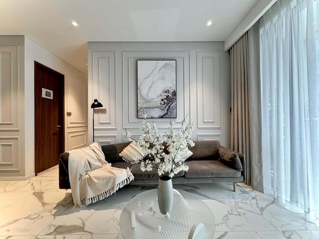 Metropole Thu Thiem - Luna - Chic, Unbeatable Location, Great Value!!! Apartment