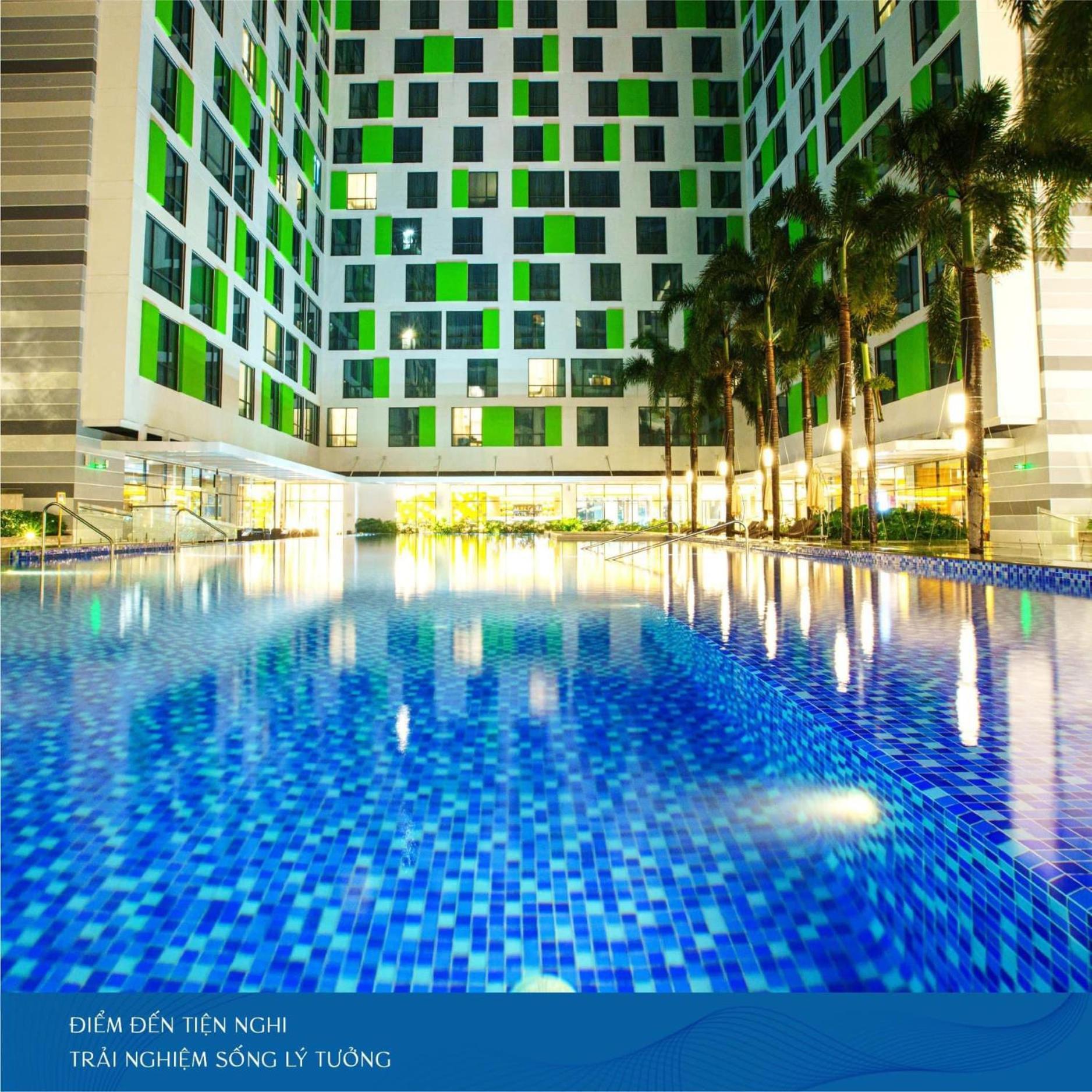 Republic Airport Free Swimming Pool