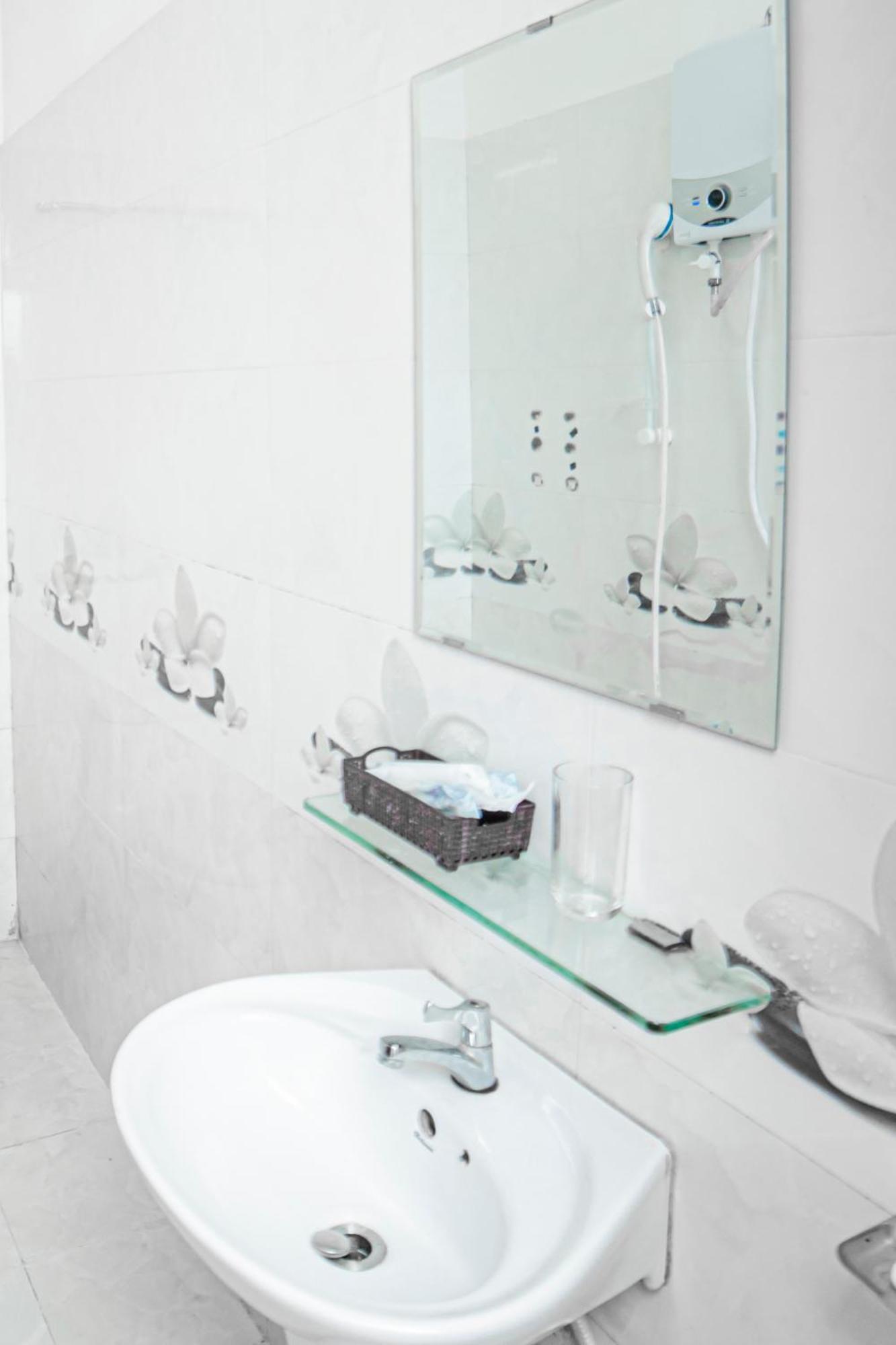Hotel Diamond Cmt8 - Gan Am Thuc Dem Sai Gon