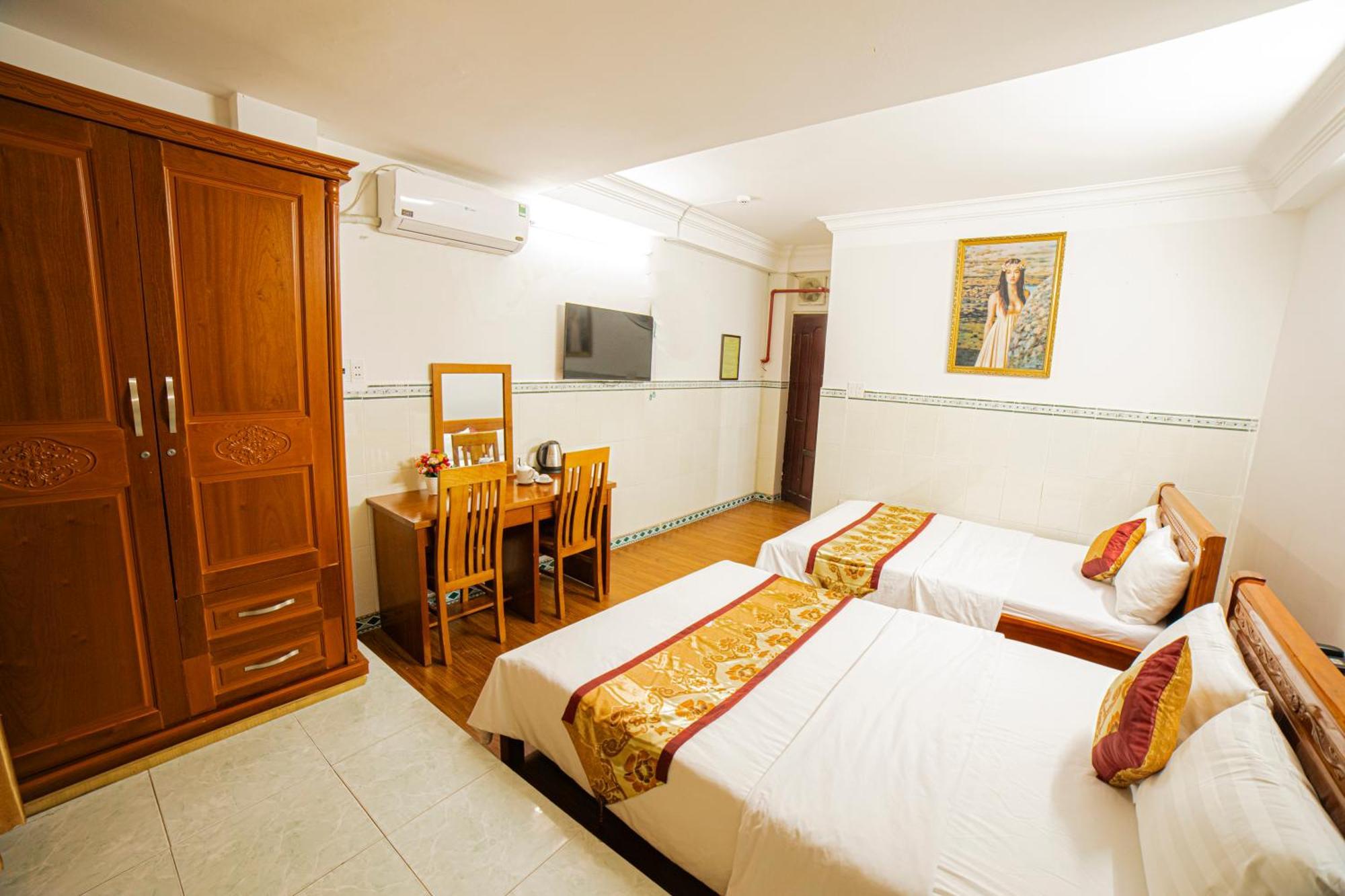 Hotel Diamond Cmt8 - Gan Am Thuc Dem Sai Gon